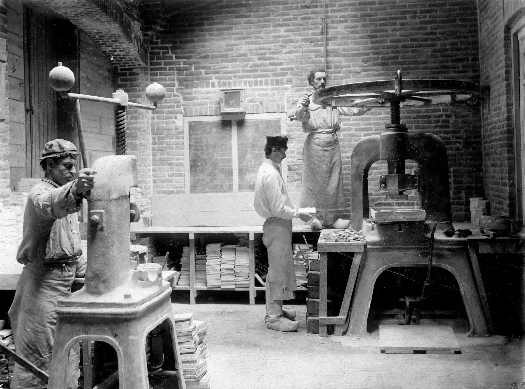 Workers at the Rozenburg manufactory.