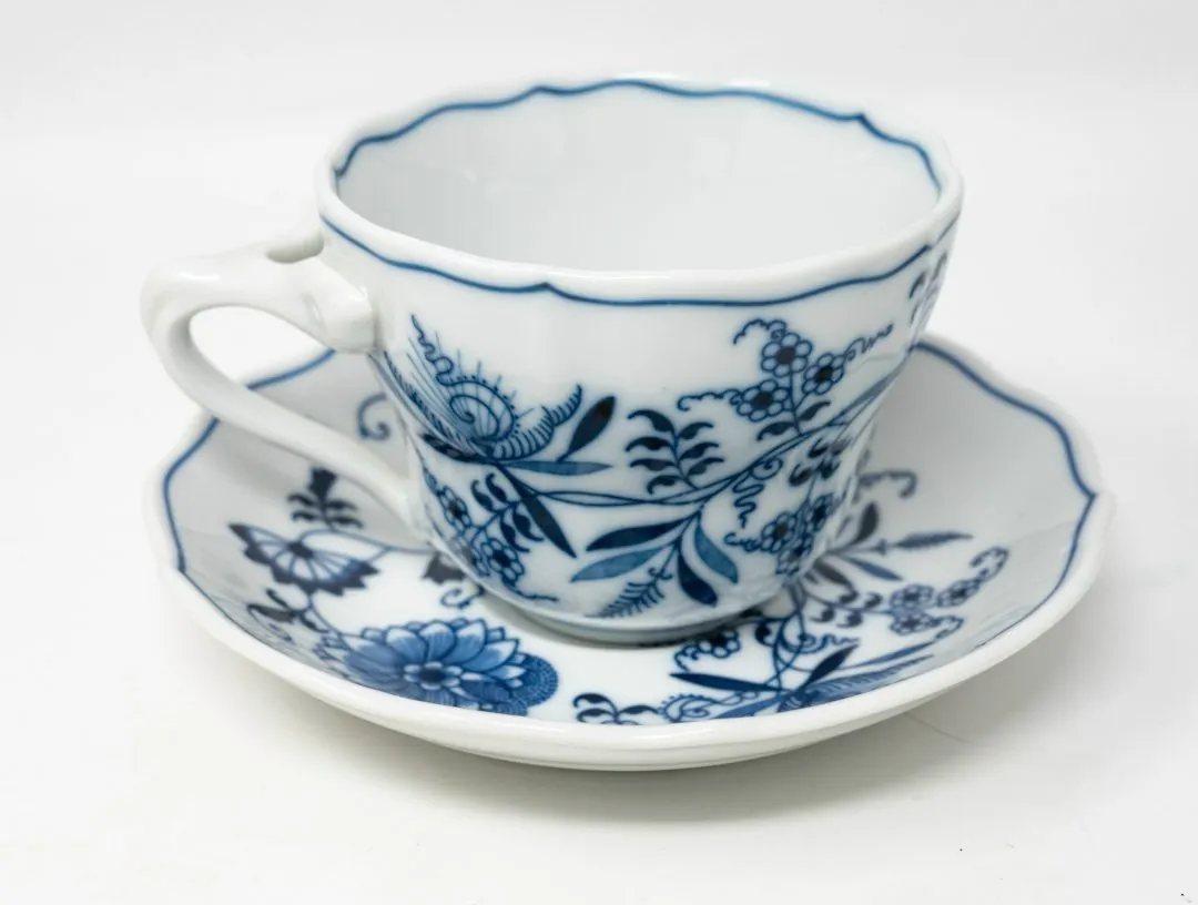 Sound porcelain at an affordable price, with the famous onion pattern.