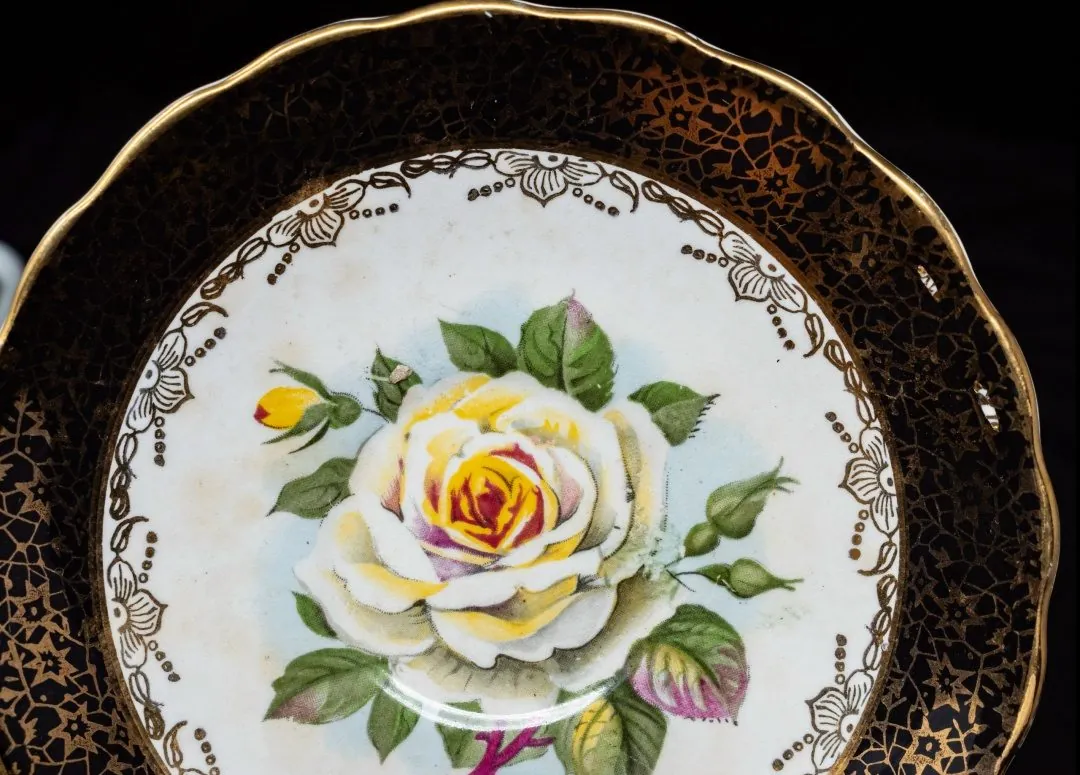 A production error — the painter dragged the black colour and laid the gilding over the top. This is what's called a 