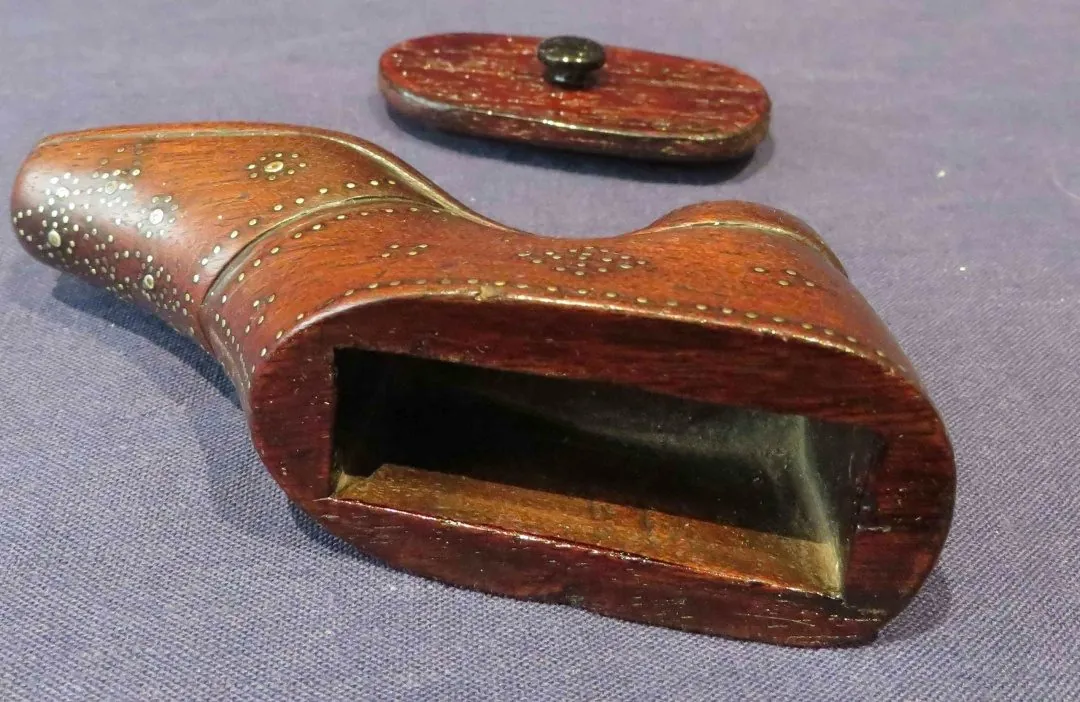 A snuff box in the shape of a shoe, for use in one place rather than carried.