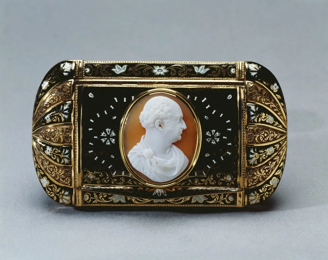 A snuff box with a cameo by Tommaso Saulini; a portrait of Frederick, Duke of York.
