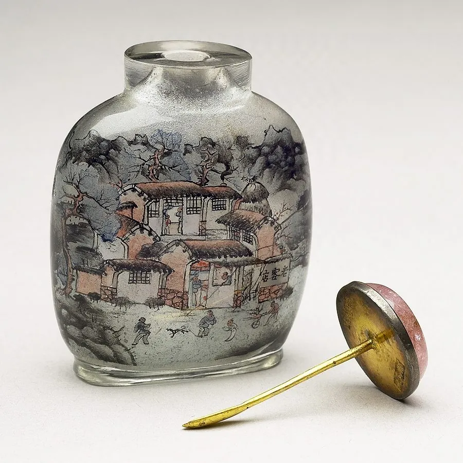 A snuff box with the spoon built into the lid.