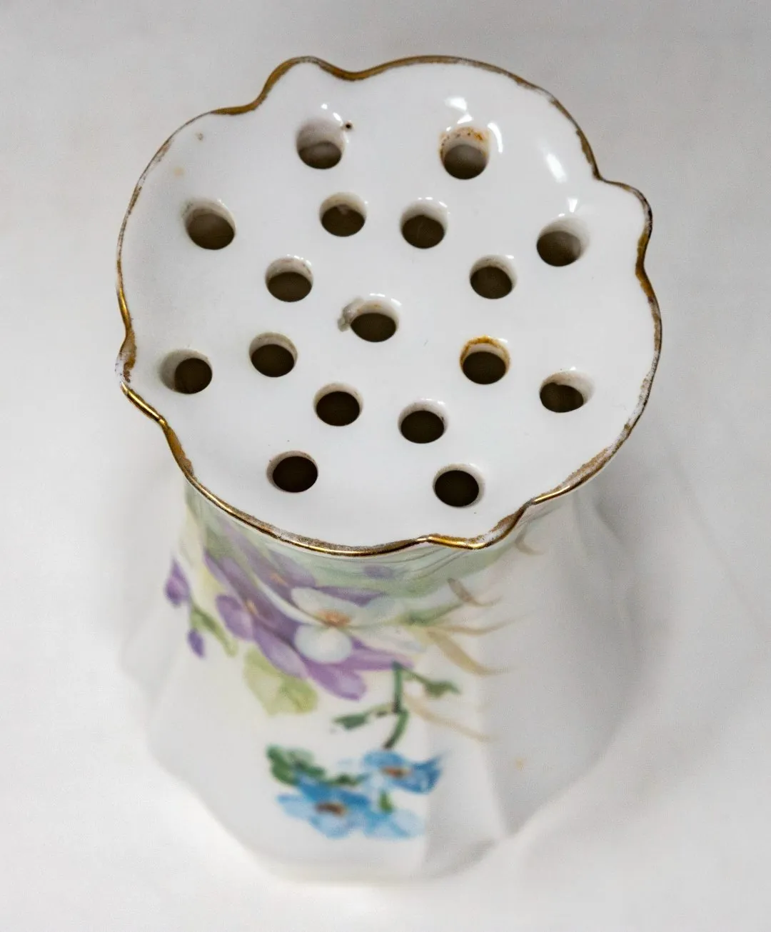 Sometimes a holder like this resembles a salt or pepper pot. The main differences are the number of holes and the size.