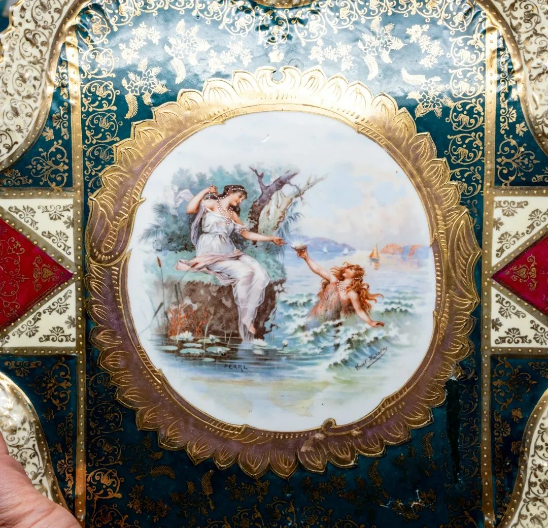 At the centre of the tray, a painting by one Carl Larsen, 