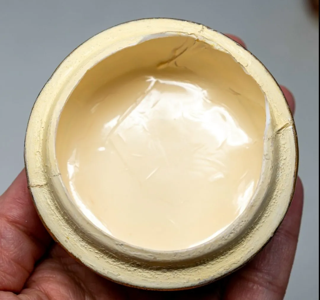 Your trusted porcelain supplier will always look everything over personally and show it to you, warning you about faults and quirks, and providing high-quality photographs.