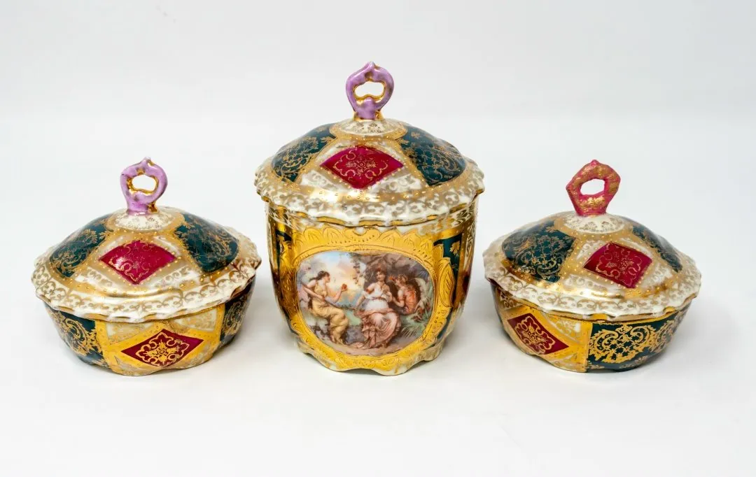 Quite right, it's the one on the right — because its handle has been painted a different colour, even if a matching one. Again: a reliable porcelain supplier will warn you about everything and show you all the photographs. It looks perfect in this photograph, and yet it has been glued together from several pieces.