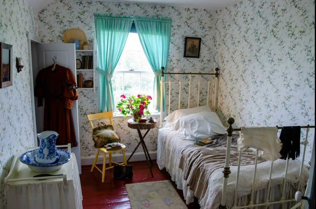 Anne's bedroom. On the bedside table at the left is a washing set — a jug and basin. I have had many like it, including eighteenth-century pieces. Not in the photograph is the chamber pot, which was usually made in the same colours and patterns.